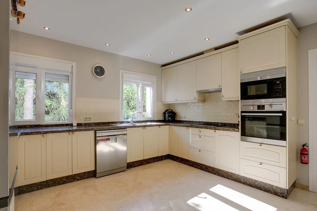 3 Bedroom Detached Villa for Sale in El Paraiso, Málaga - Image 4
