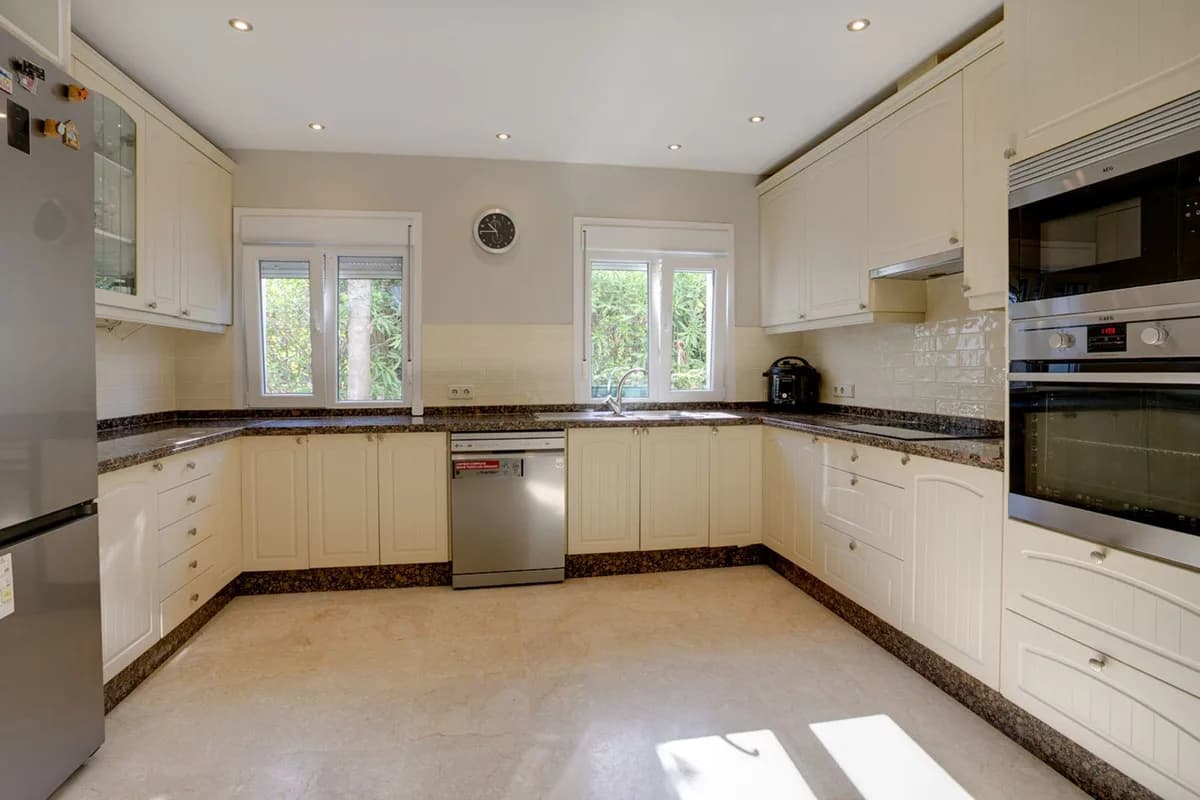 3 Bedroom Detached Villa for Sale in El Paraiso, Málaga - Image 5