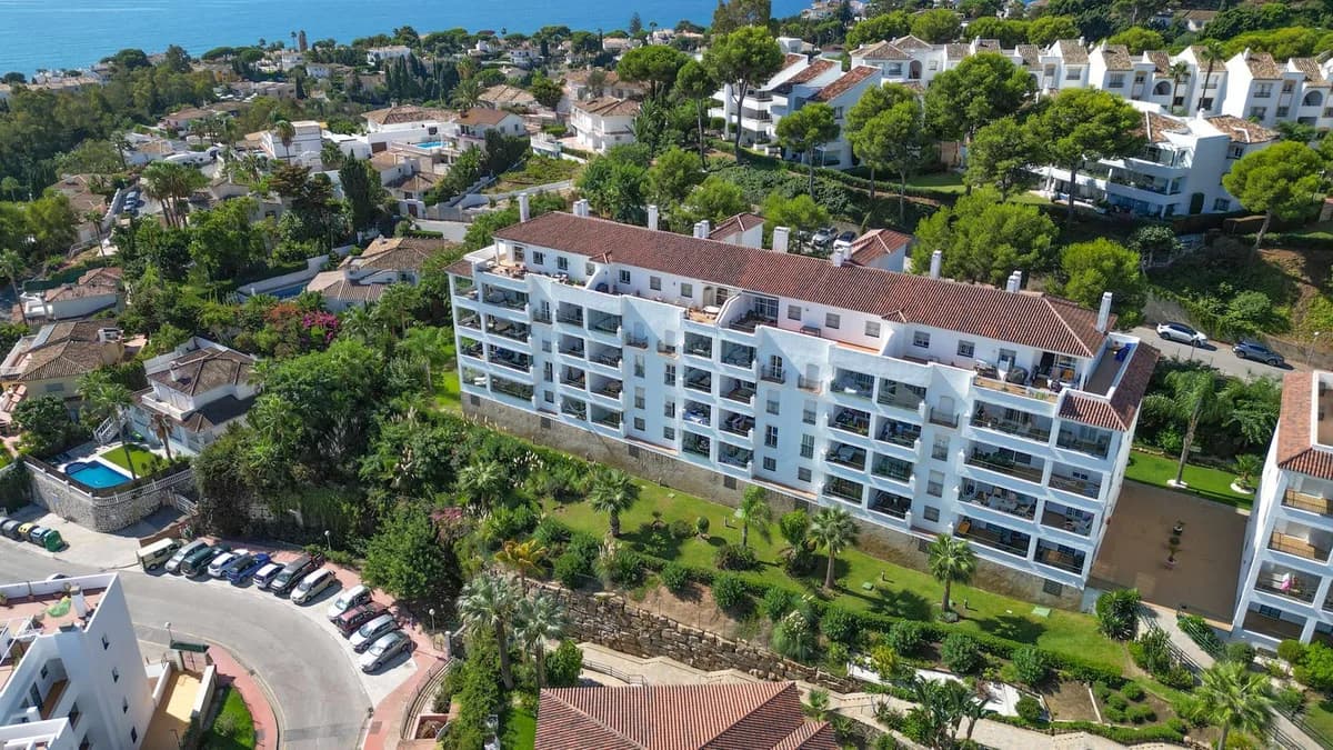 2 Bedroom Middle Floor Apartment for Sale in La Cala de Mijas, Málaga - Image 4