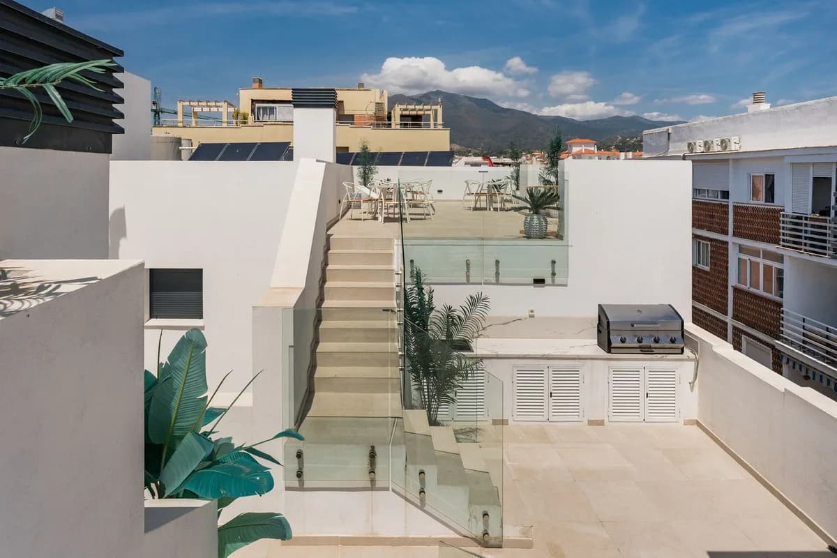 2 Bedroom Top Floor Apartment for Sale in Estepona, Málaga - Image 2