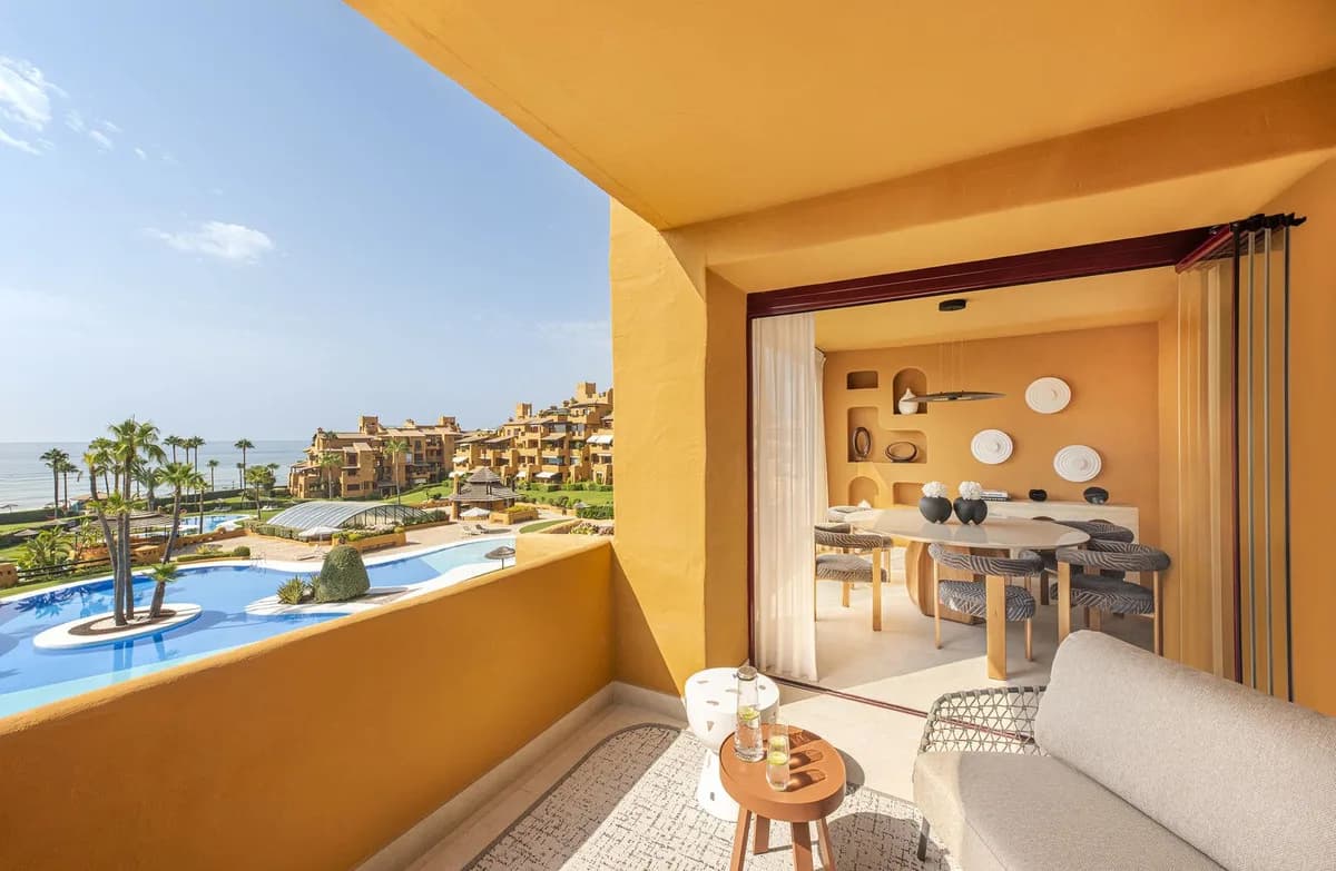 3 Bedroom Middle Floor Apartment for Sale in New Golden Mile, Málaga - Image 2