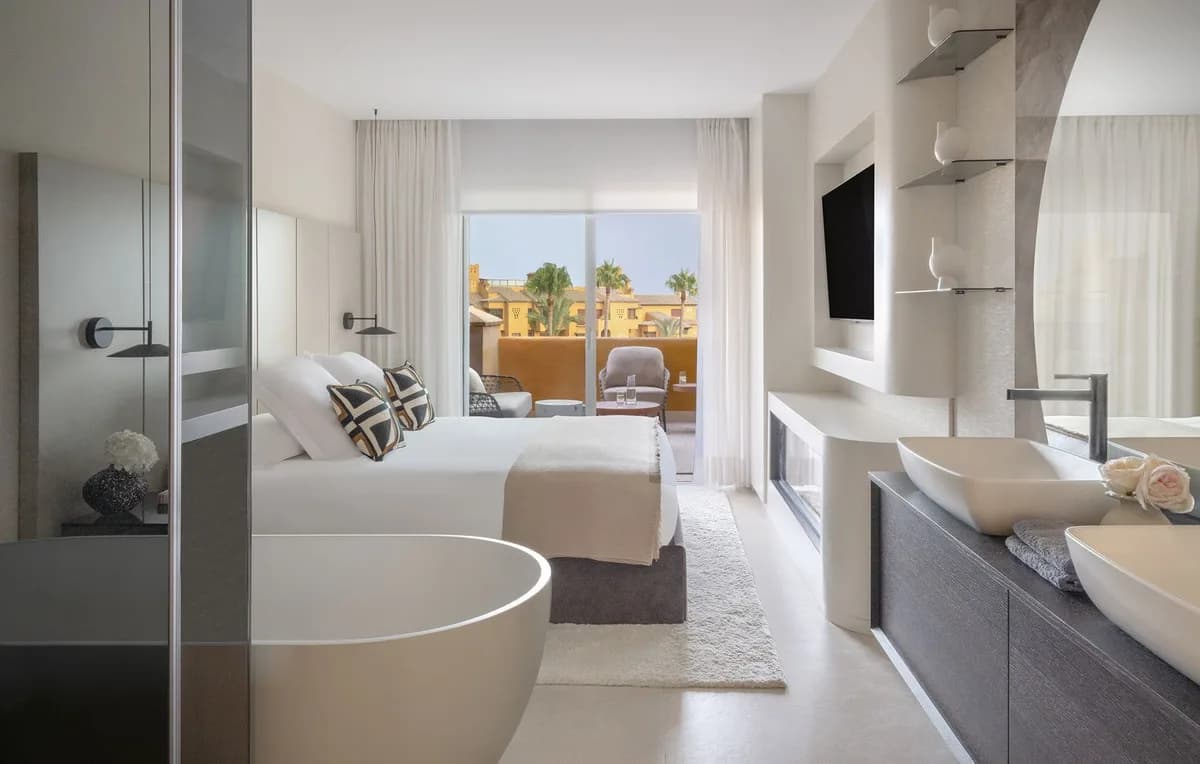 3 Bedroom Middle Floor Apartment for Sale in New Golden Mile, Málaga - Image 9