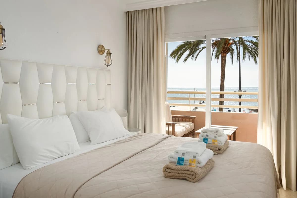 1 Bedroom Middle Floor Apartment for Sale in Fuengirola, Málaga - Image 3