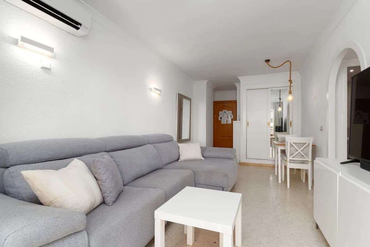 1 Bedroom Middle Floor Apartment for Sale in Fuengirola, Málaga - Image 7