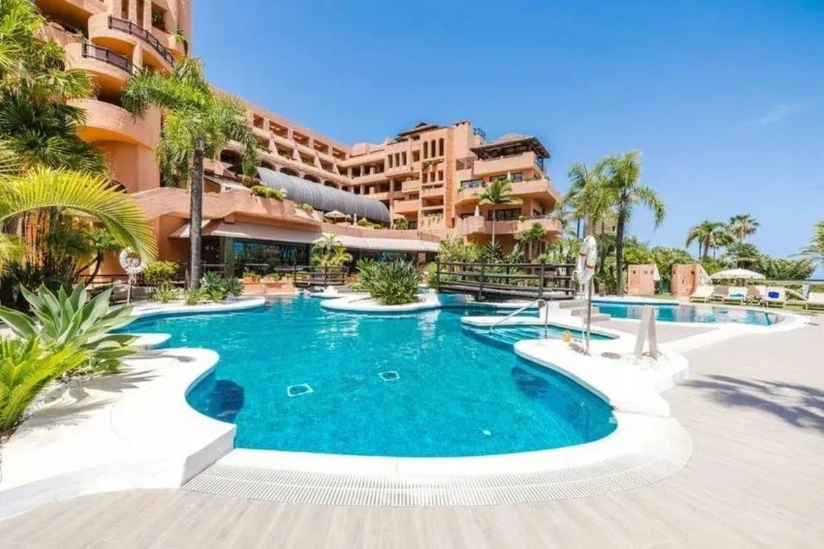 2 Bedroom Middle Floor Apartment for Sale in Estepona, Málaga