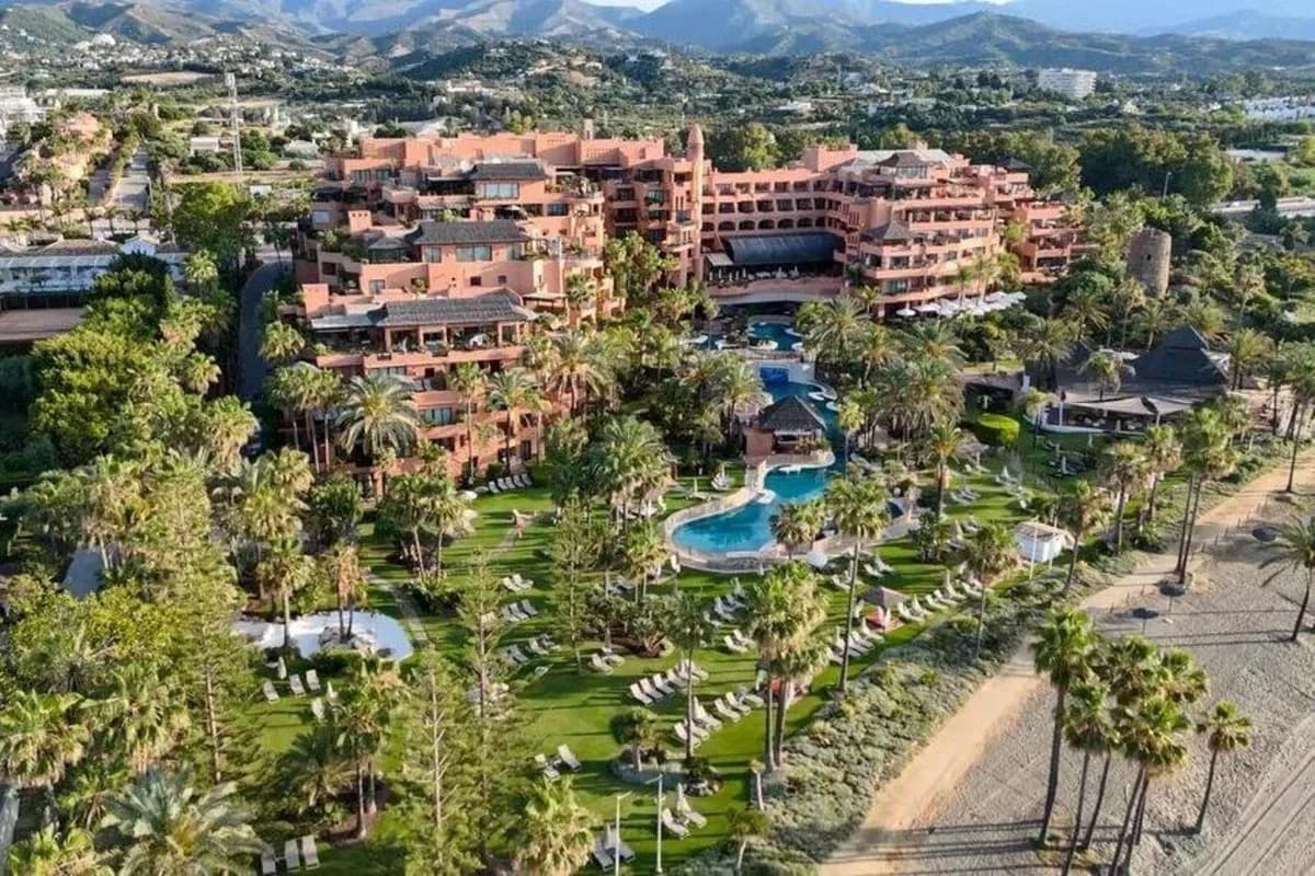 2 Bedroom Middle Floor Apartment for Sale in Estepona, Málaga - Image 2