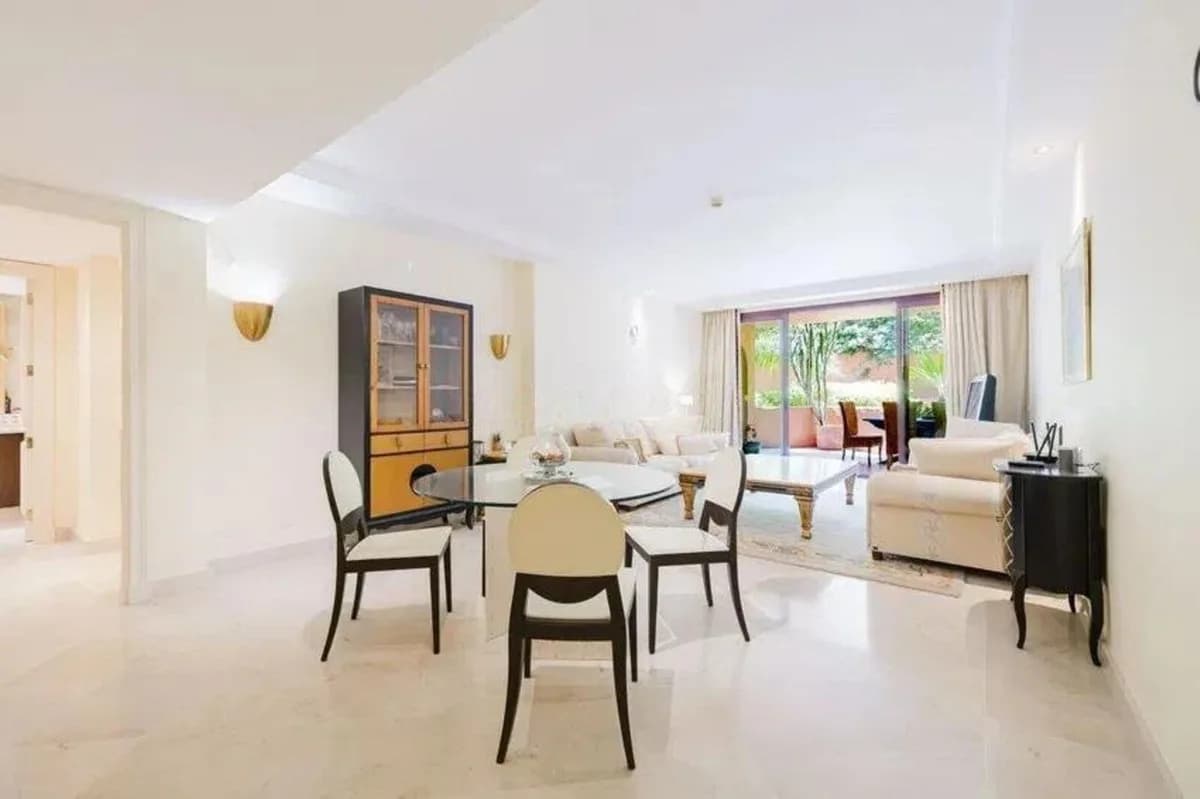 2 Bedroom Middle Floor Apartment for Sale in Estepona, Málaga - Image 3