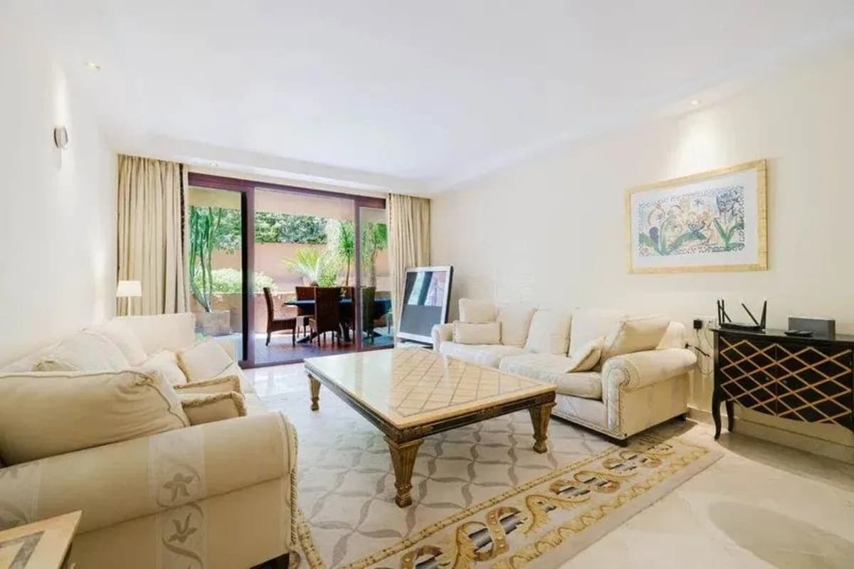 2 Bedroom Middle Floor Apartment for Sale in Estepona, Málaga - Image 4