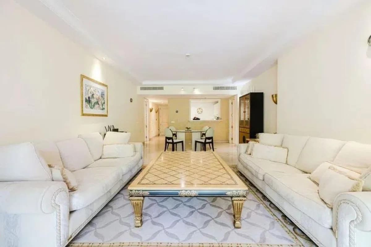 2 Bedroom Middle Floor Apartment for Sale in Estepona, Málaga - Image 5
