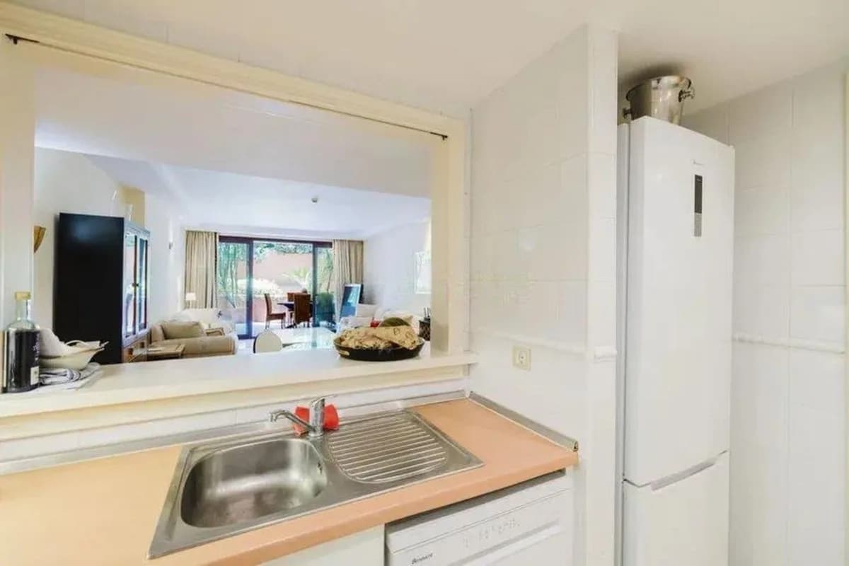 2 Bedroom Middle Floor Apartment for Sale in Estepona, Málaga - Image 9