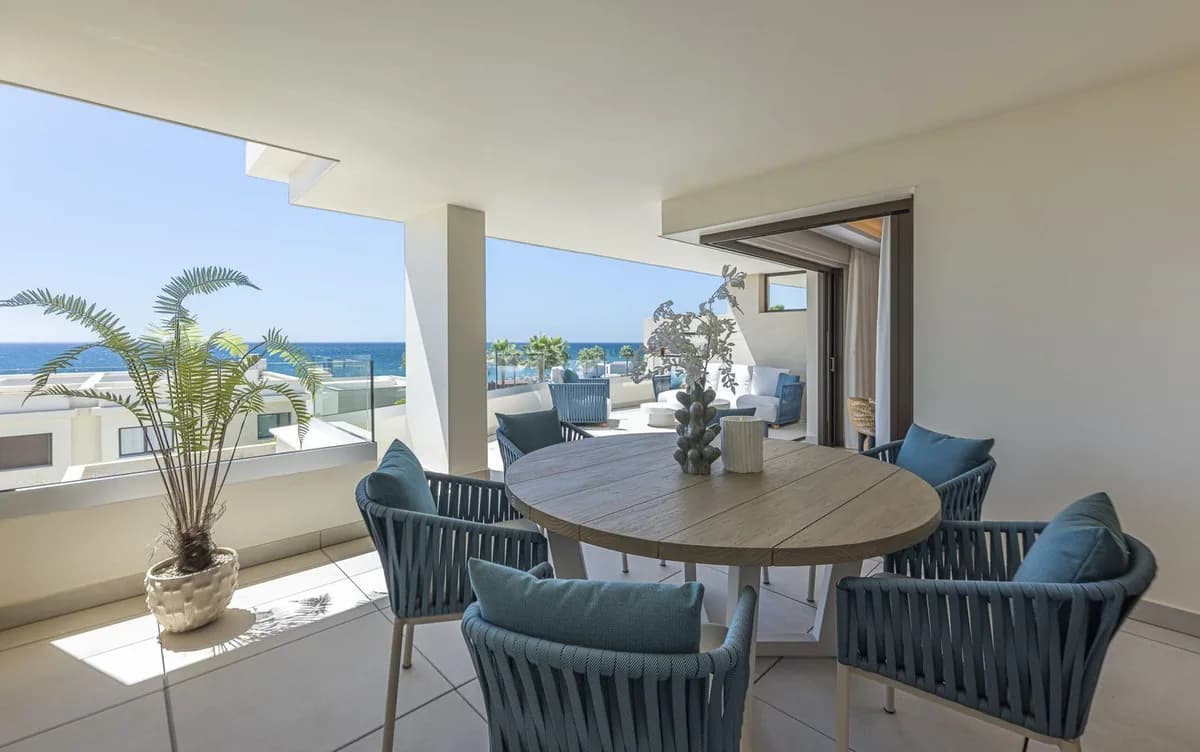 2 Bedroom Middle Floor Apartment for Sale in New Golden Mile, Málaga - Image 2