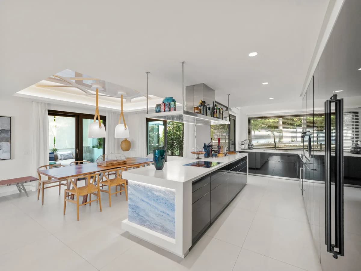 5 Bedroom Detached Villa for Sale in The Golden Mile, Málaga - Image 4