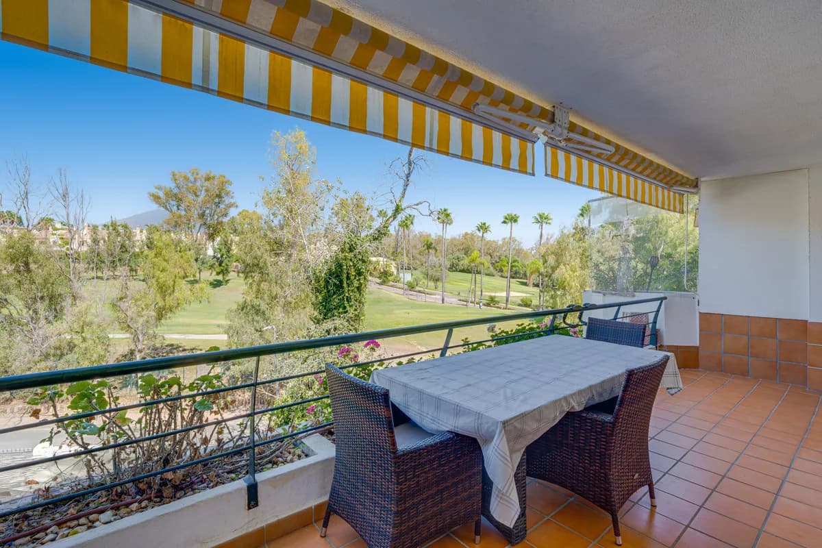 2 Bedroom Middle Floor Apartment for Sale in San Pedro de Alcántara, Málaga - Image 3