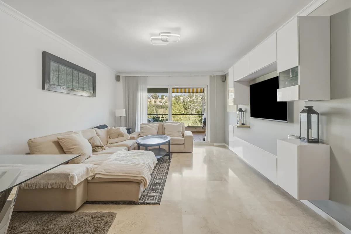 2 Bedroom Middle Floor Apartment for Sale in San Pedro de Alcántara, Málaga - Image 6