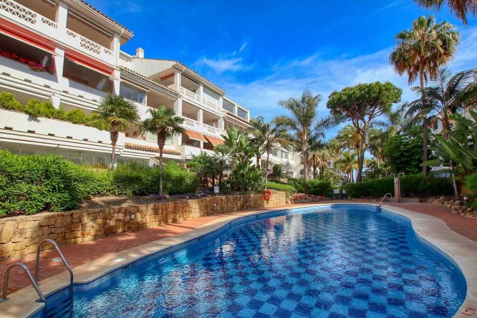 2 Bedroom Middle Floor Apartment for Sale in Marbella, Málaga