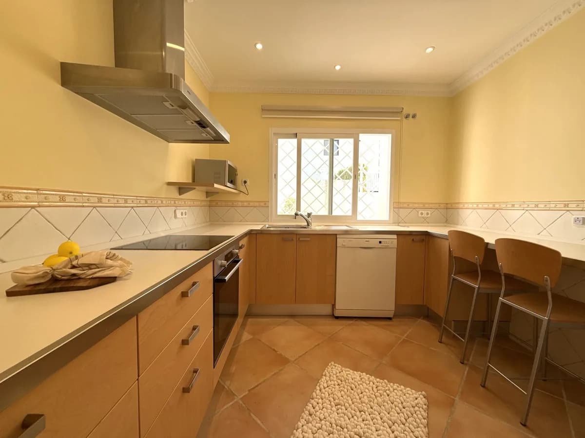 3 Bedroom Semi-Detached House for Sale in San Pedro de Alcántara, Málaga - Image 7