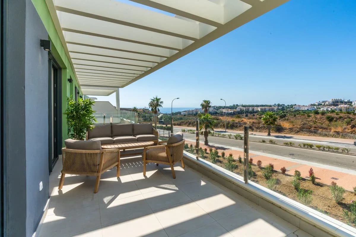 3 Bedroom Middle Floor Apartment for Sale in Mijas Costa, Málaga - Image 2