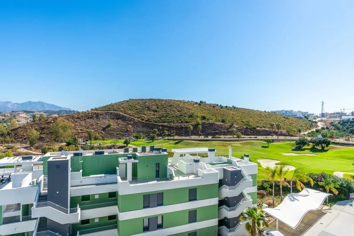 3 Bedroom Middle Floor Apartment for Sale in Mijas Costa, Málaga - Image 3