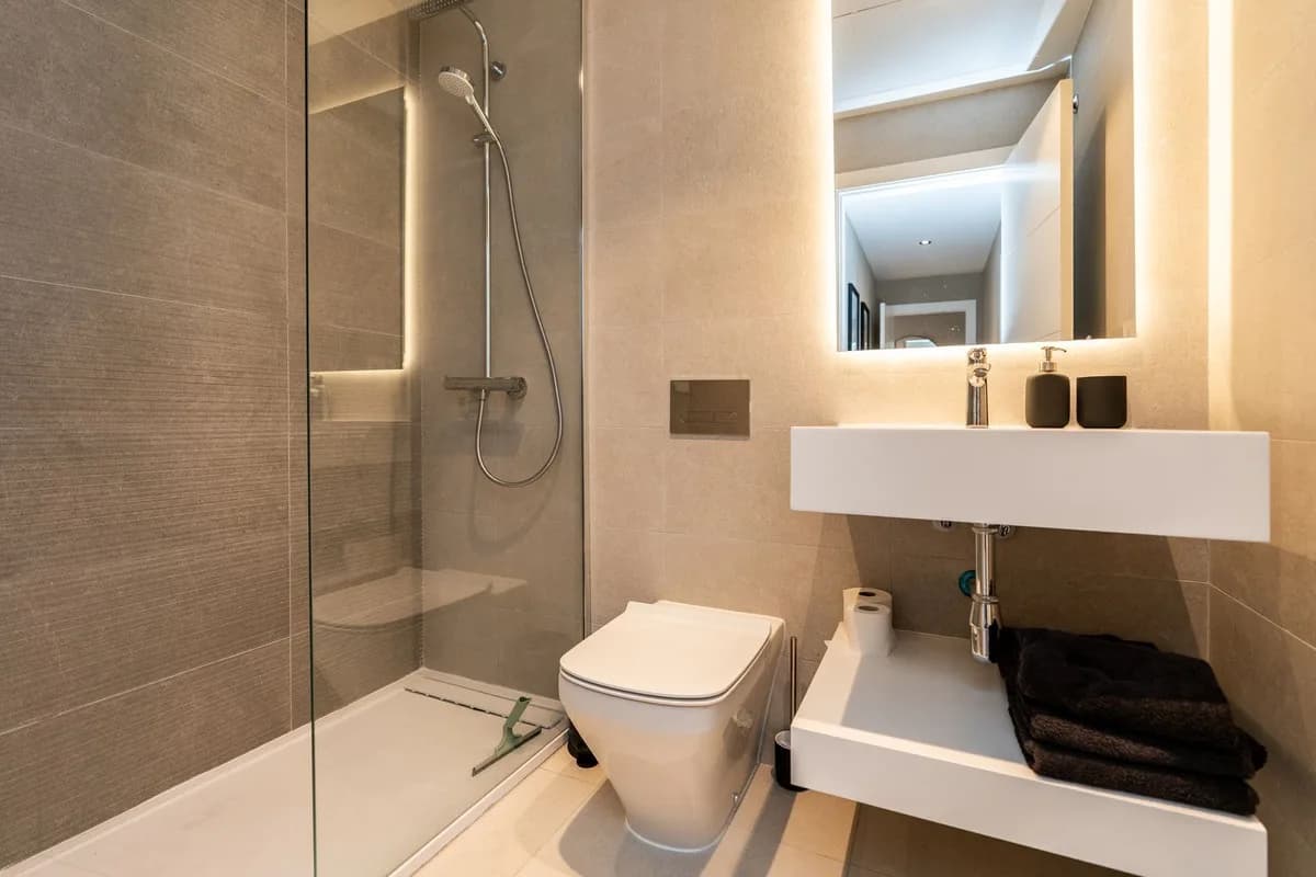 3 Bedroom Middle Floor Apartment for Sale in Mijas Costa, Málaga - Image 7