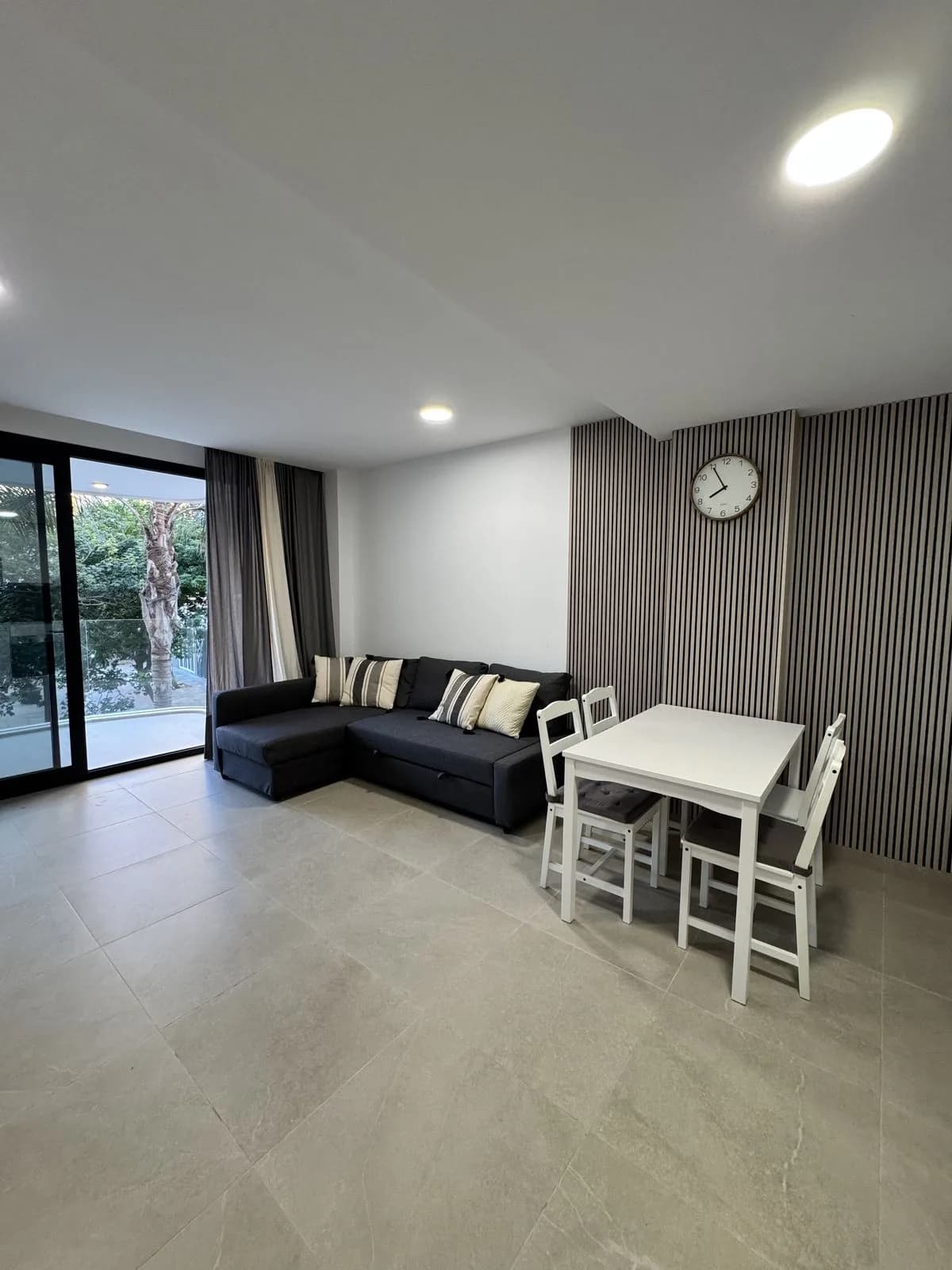 2 Bedroom Middle Floor Apartment for Sale in Estepona, Málaga - Image 2