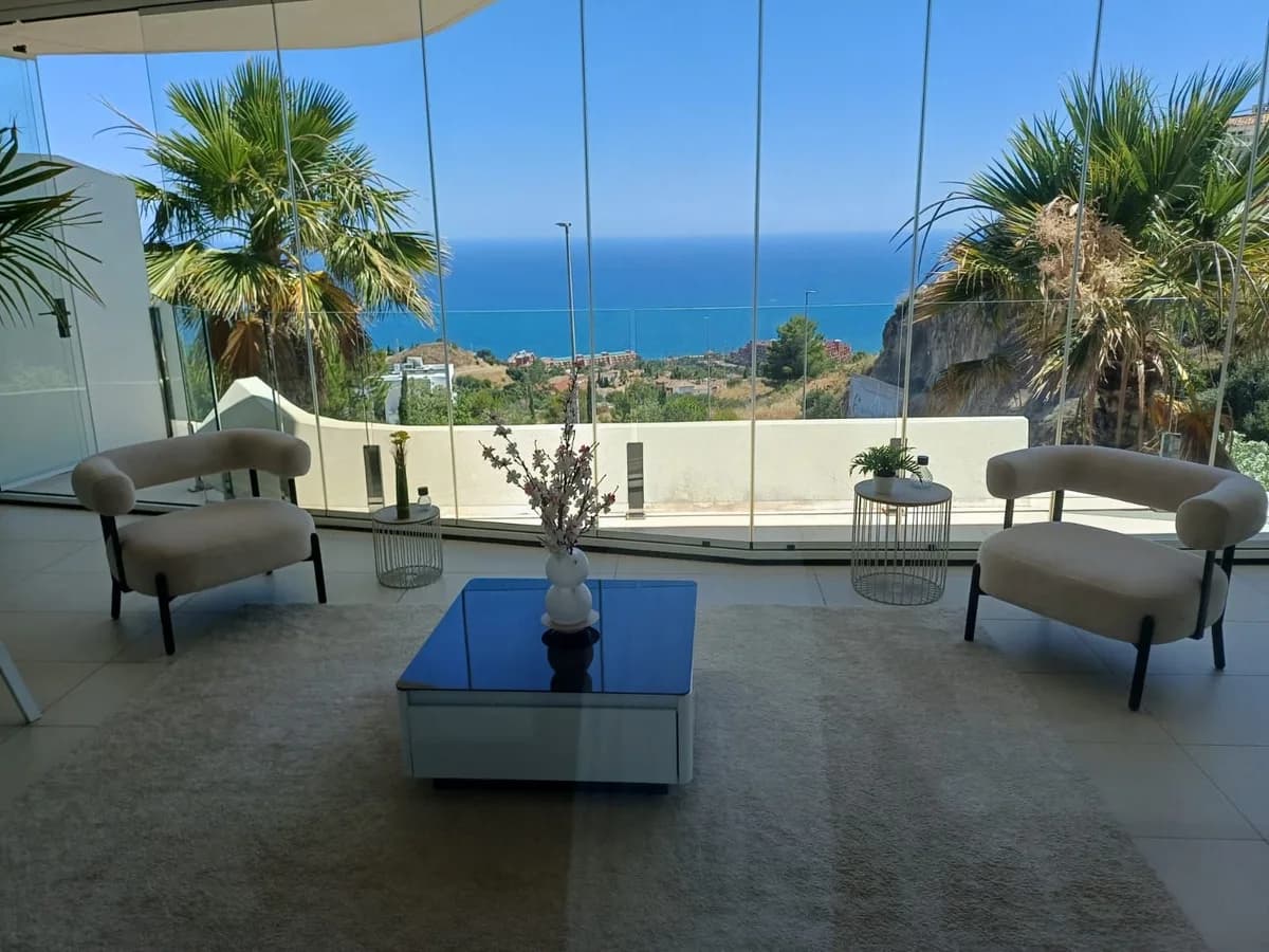 2 Bedroom Middle Floor Apartment for Sale in Benalmadena, Málaga - Image 2