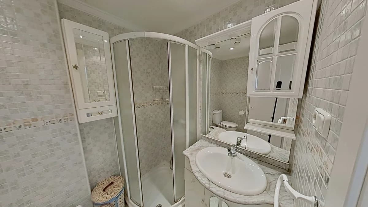 1 Bedroom Middle Floor Apartment for Sale in Marbella, Málaga - Image 8