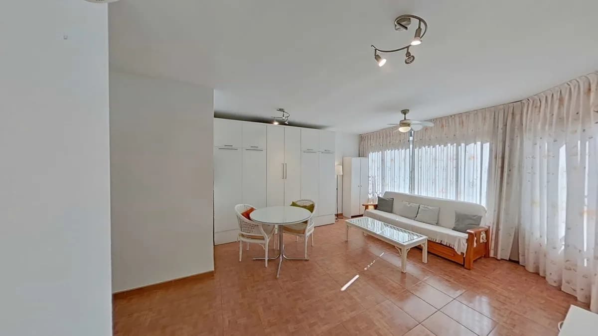 1 Bedroom Middle Floor Apartment for Sale in Marbella, Málaga - Image 9