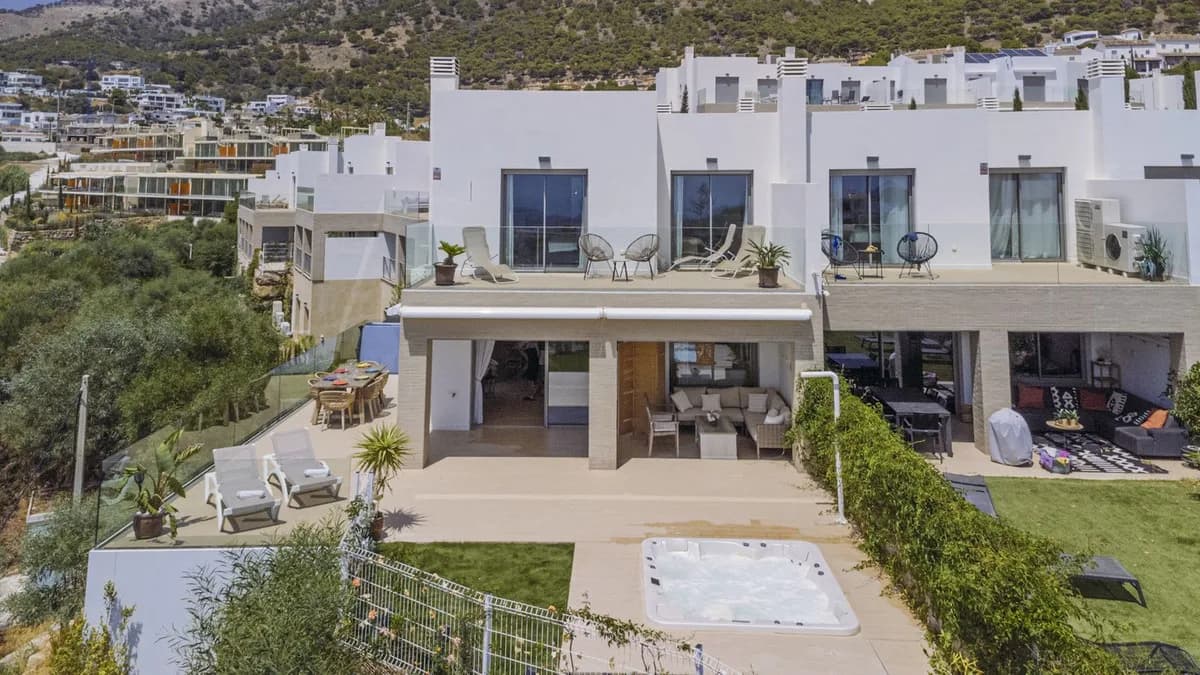 3 Bedroom Semi-Detached House for Sale in Mijas Costa, Málaga - Image 6
