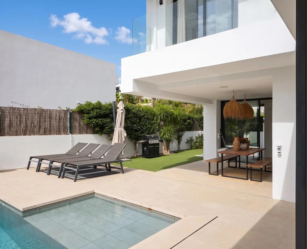 4 Bedroom Detached Villa for Sale in El Paraiso, Málaga - Image 2
