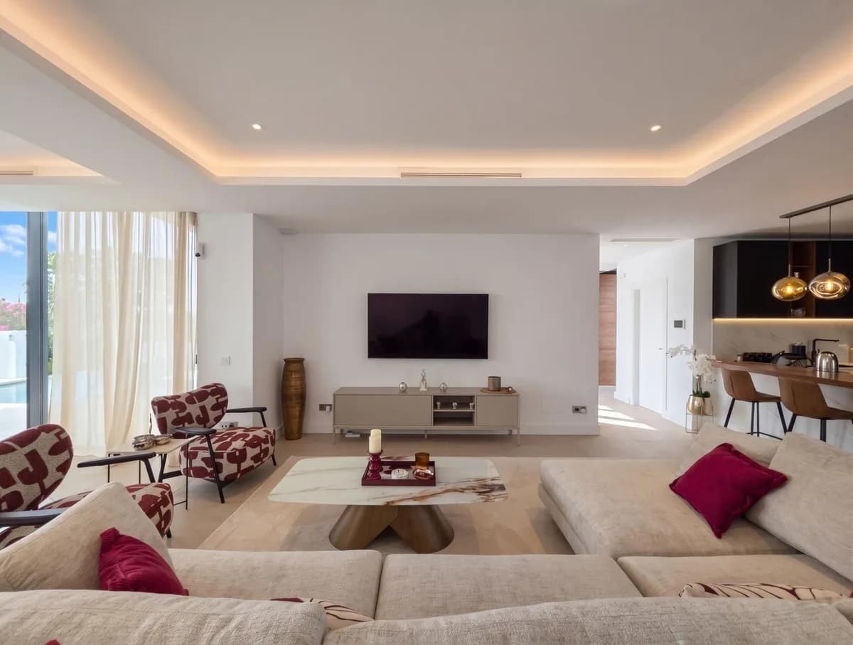 4 Bedroom Detached Villa for Sale in El Paraiso, Málaga - Image 3