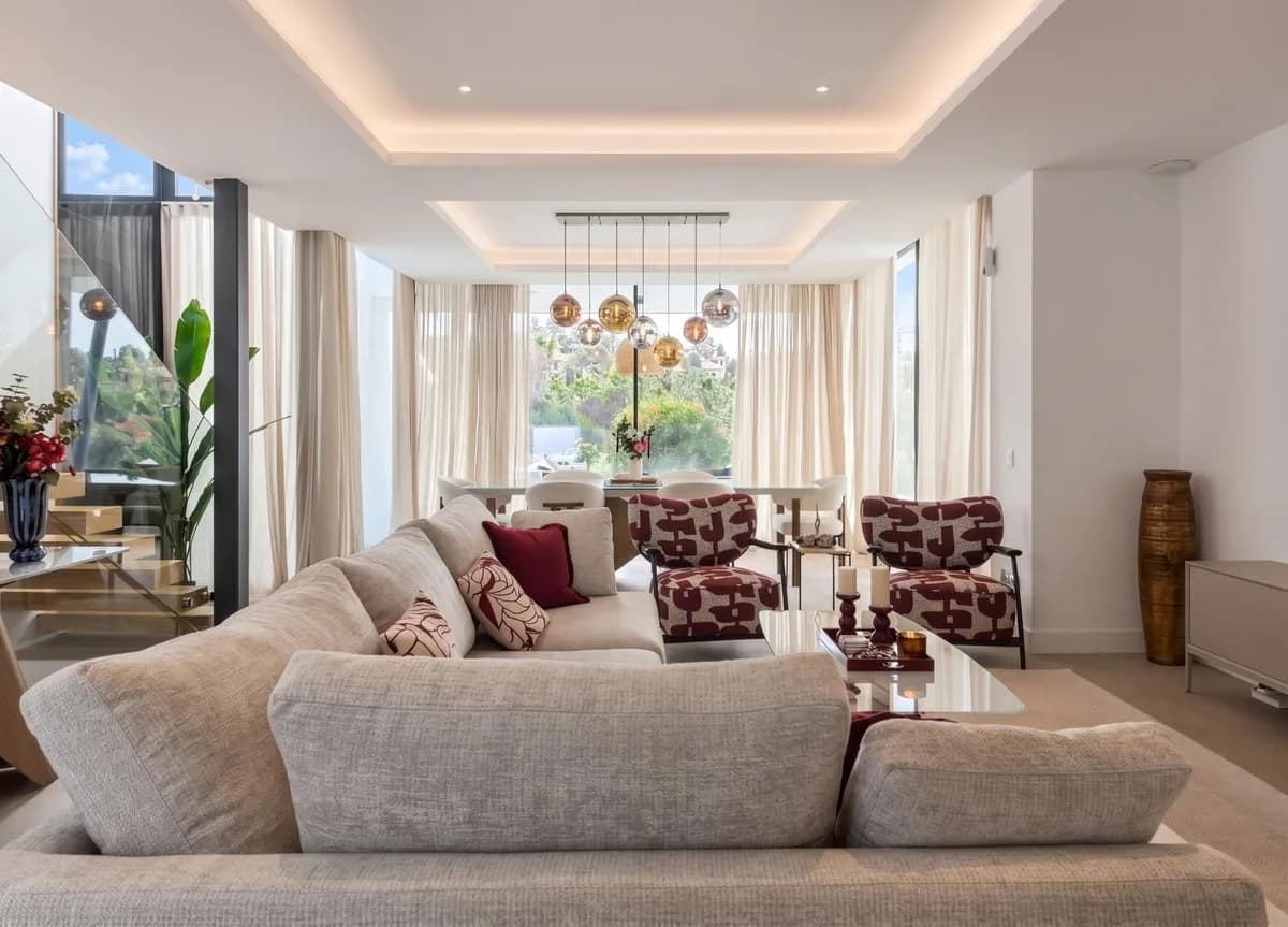 4 Bedroom Detached Villa for Sale in El Paraiso, Málaga - Image 4