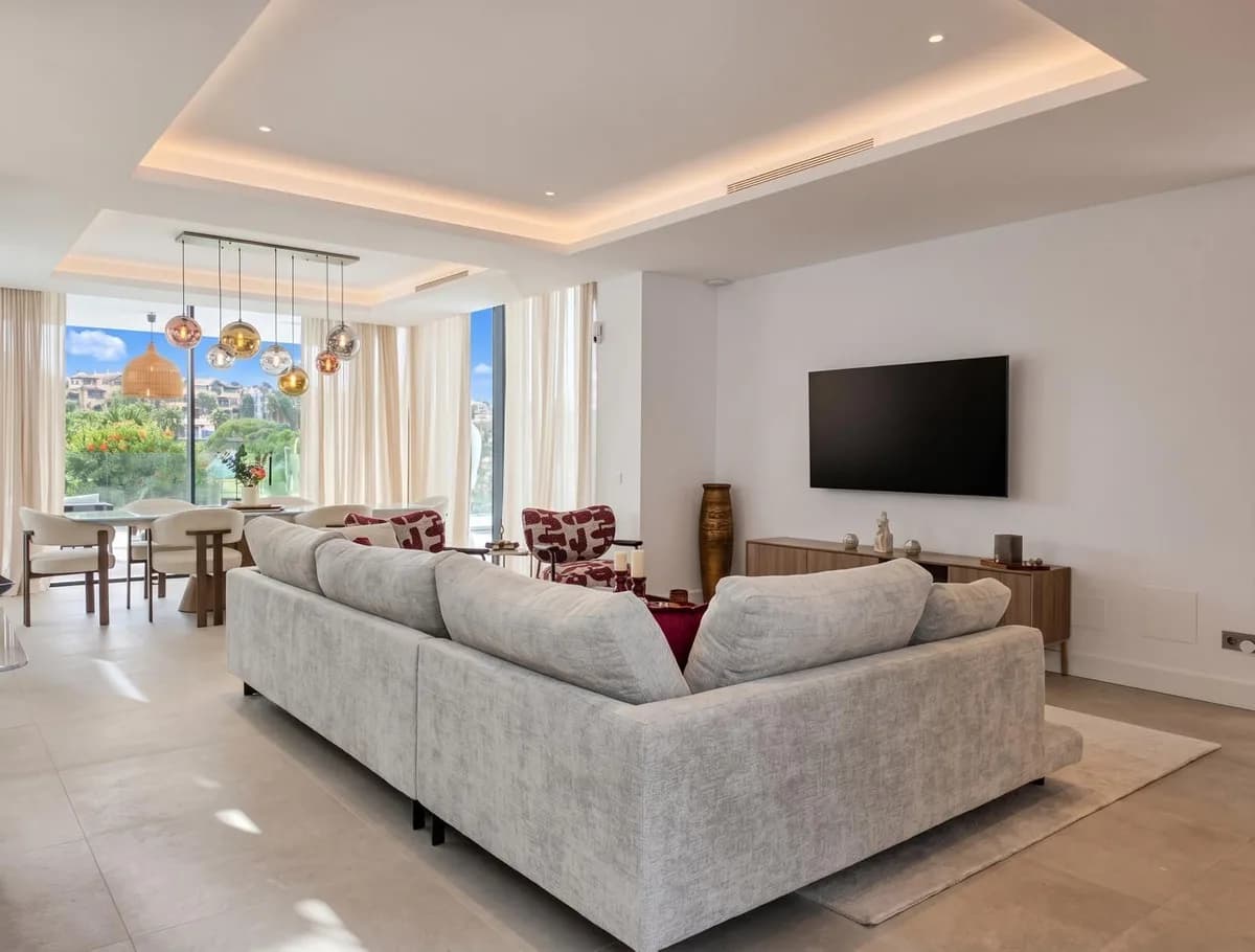 4 Bedroom Detached Villa for Sale in El Paraiso, Málaga - Image 5