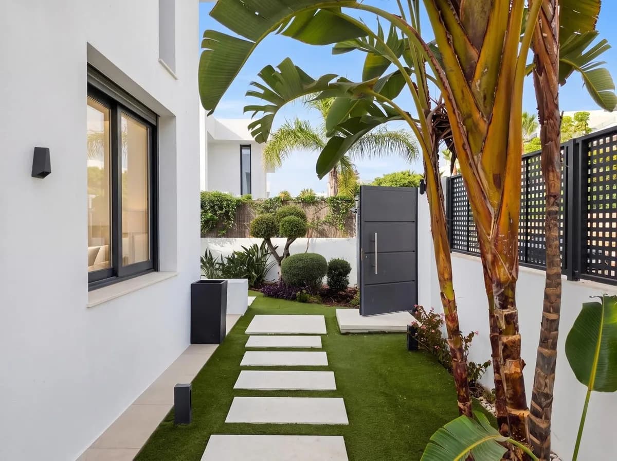 4 Bedroom Detached Villa for Sale in El Paraiso, Málaga - Image 6