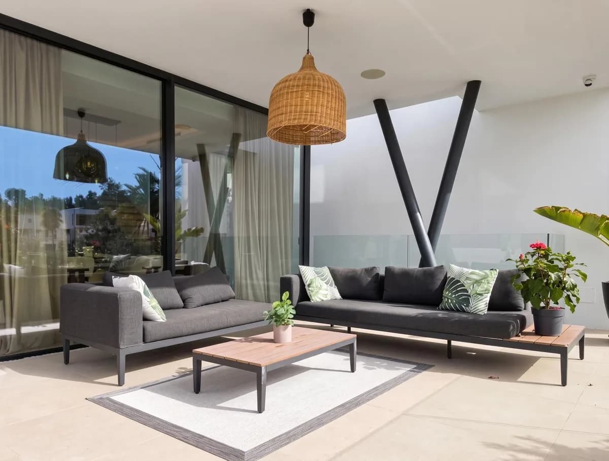 4 Bedroom Detached Villa for Sale in El Paraiso, Málaga - Image 8