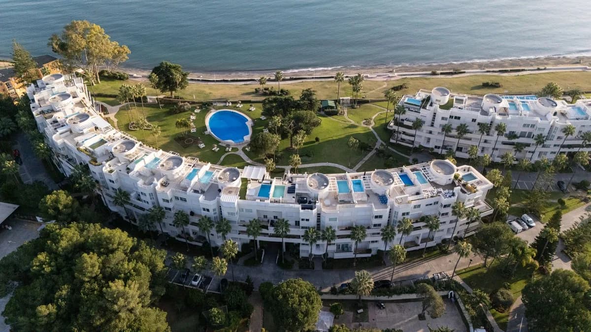2 Bedroom Middle Floor Apartment for Sale in Estepona, Málaga