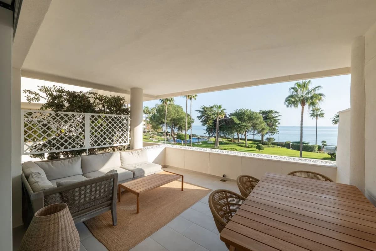 2 Bedroom Middle Floor Apartment for Sale in Estepona, Málaga - Image 2