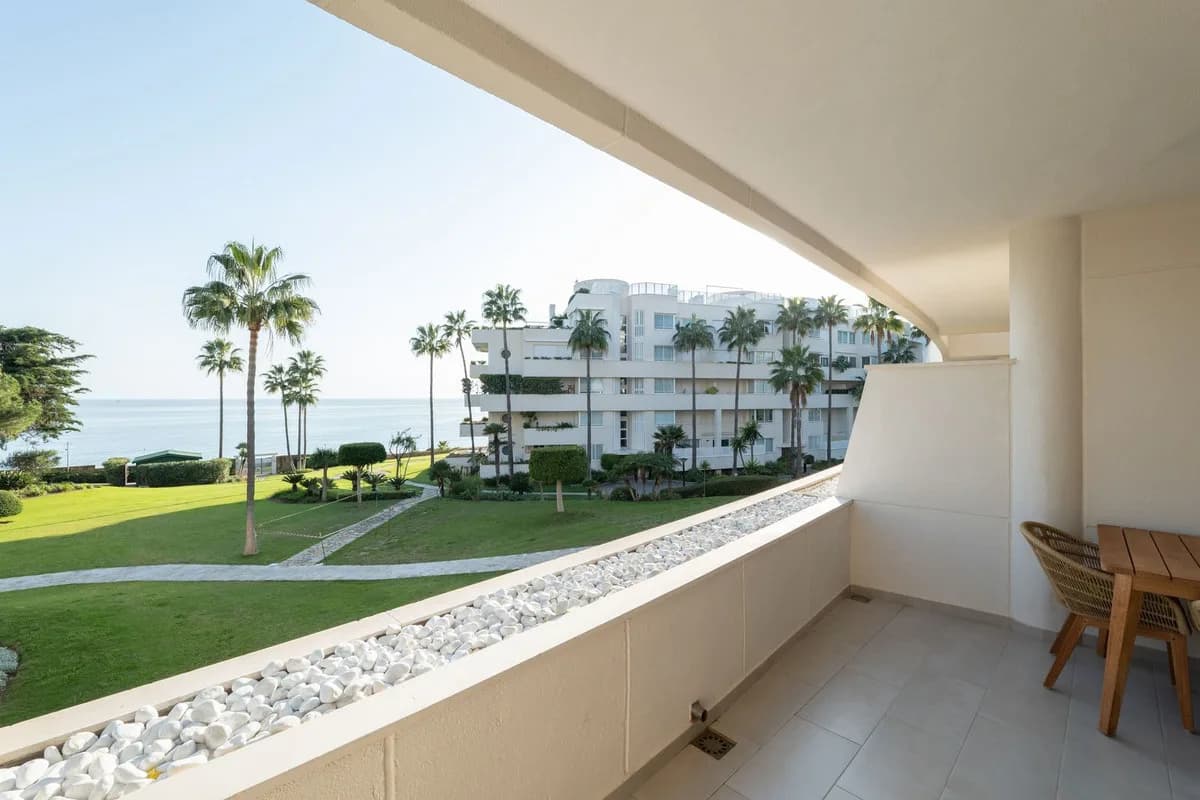 2 Bedroom Middle Floor Apartment for Sale in Estepona, Málaga - Image 3