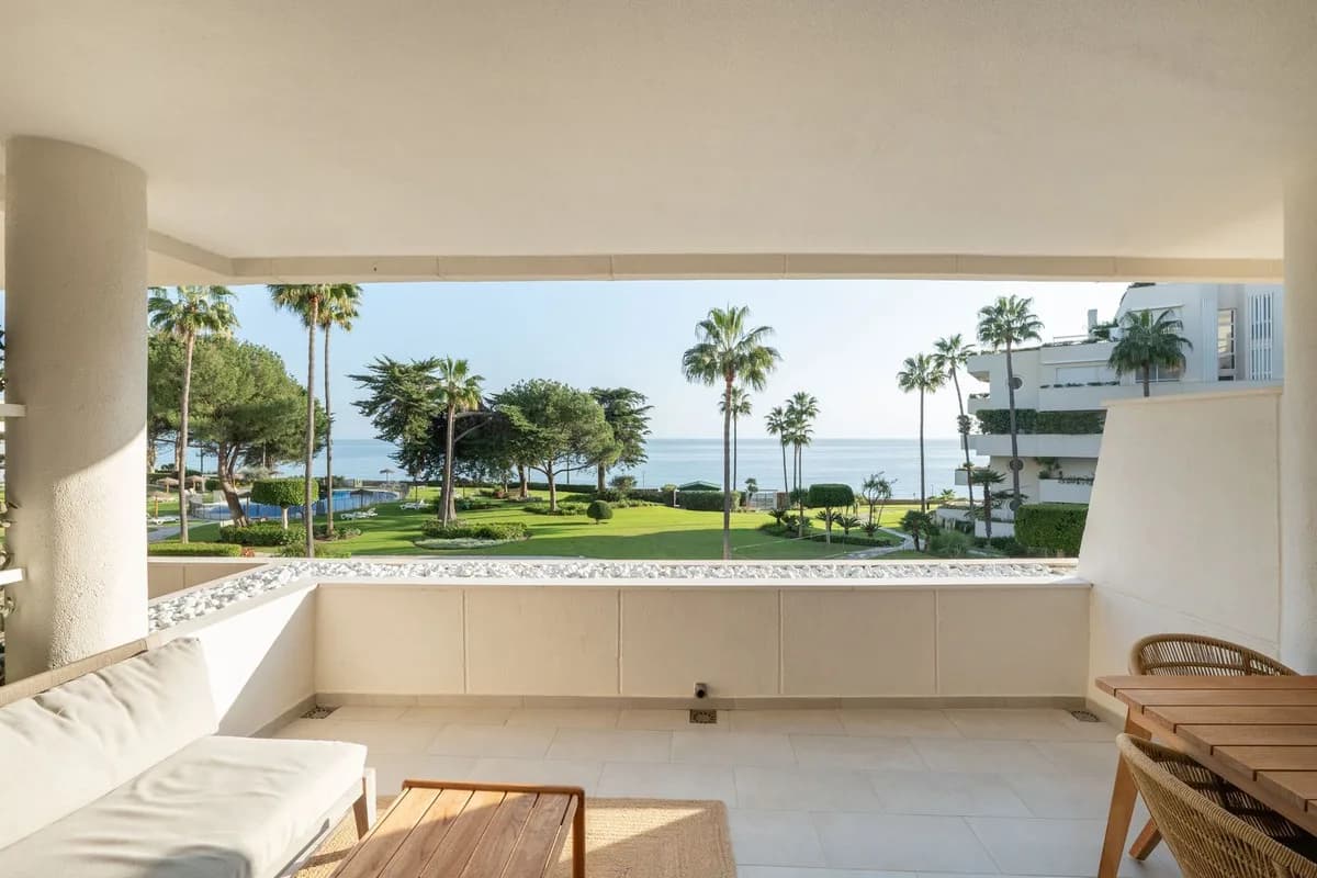 2 Bedroom Middle Floor Apartment for Sale in Estepona, Málaga - Image 4