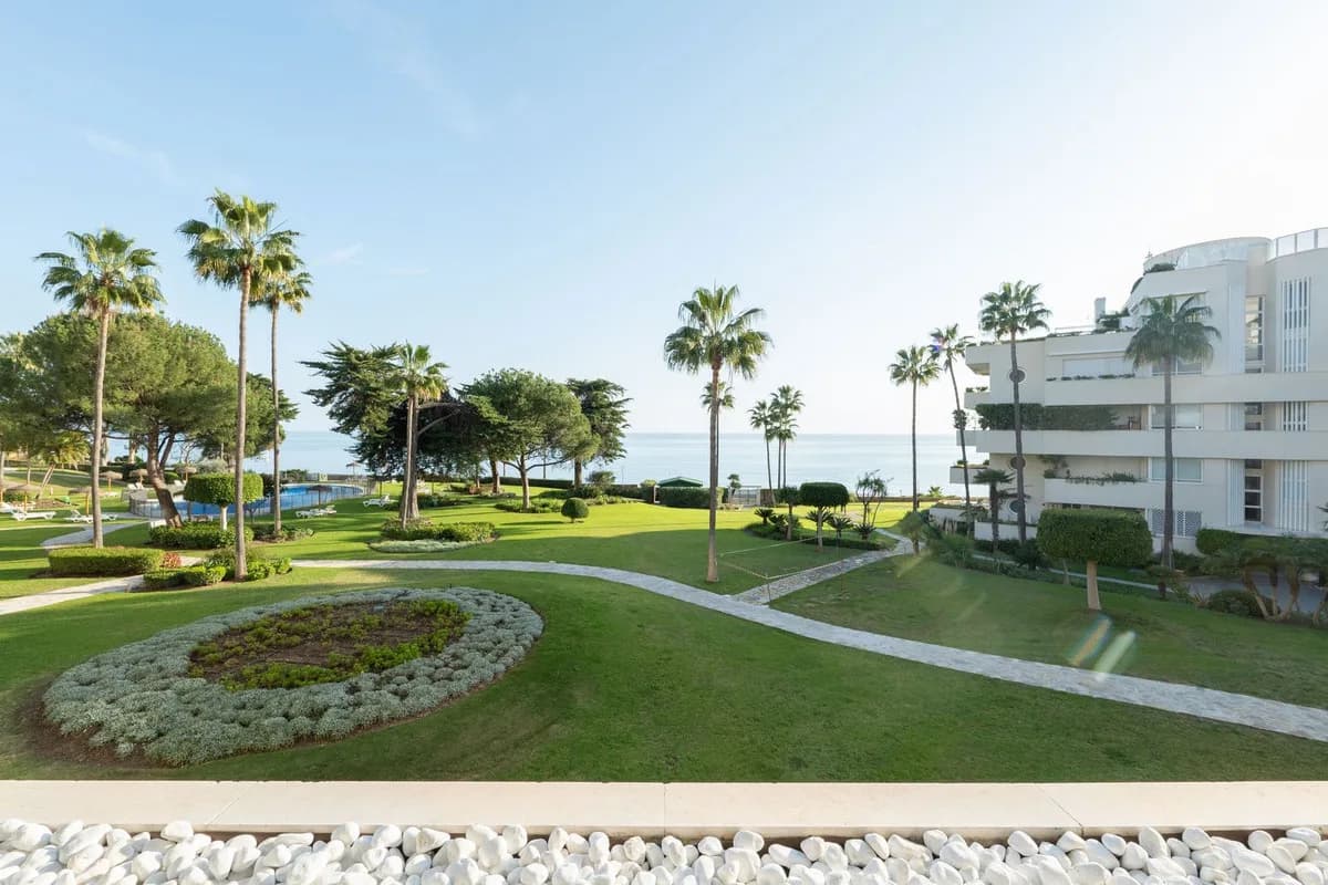 2 Bedroom Middle Floor Apartment for Sale in Estepona, Málaga - Image 5