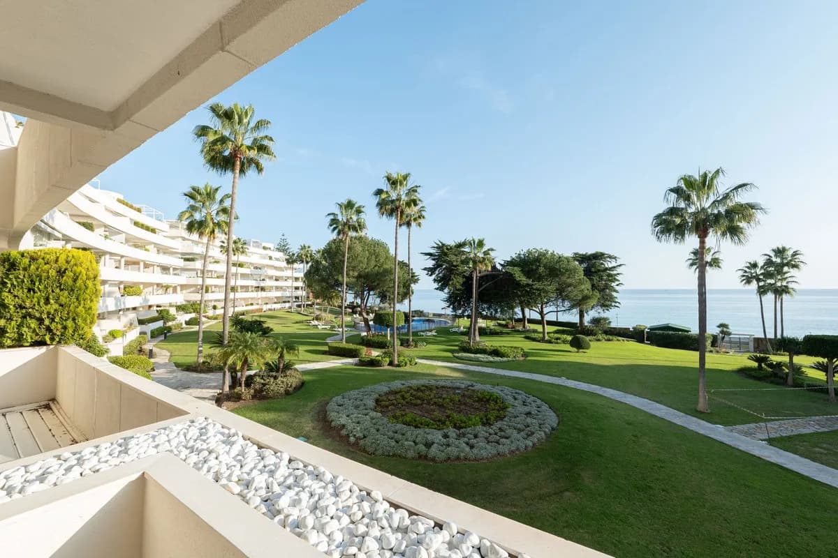 2 Bedroom Middle Floor Apartment for Sale in Estepona, Málaga - Image 6