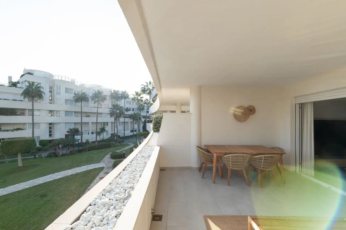 2 Bedroom Middle Floor Apartment for Sale in Estepona, Málaga - Image 7