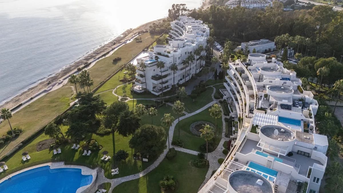 2 Bedroom Middle Floor Apartment for Sale in Estepona, Málaga - Image 8