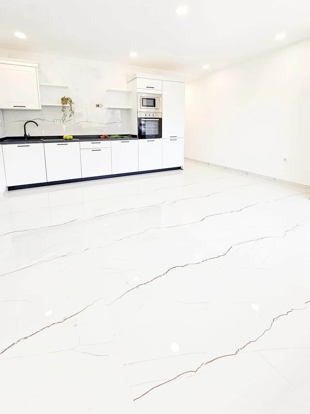 2 Bedroom Middle Floor Apartment for Sale in Marbella, Málaga
