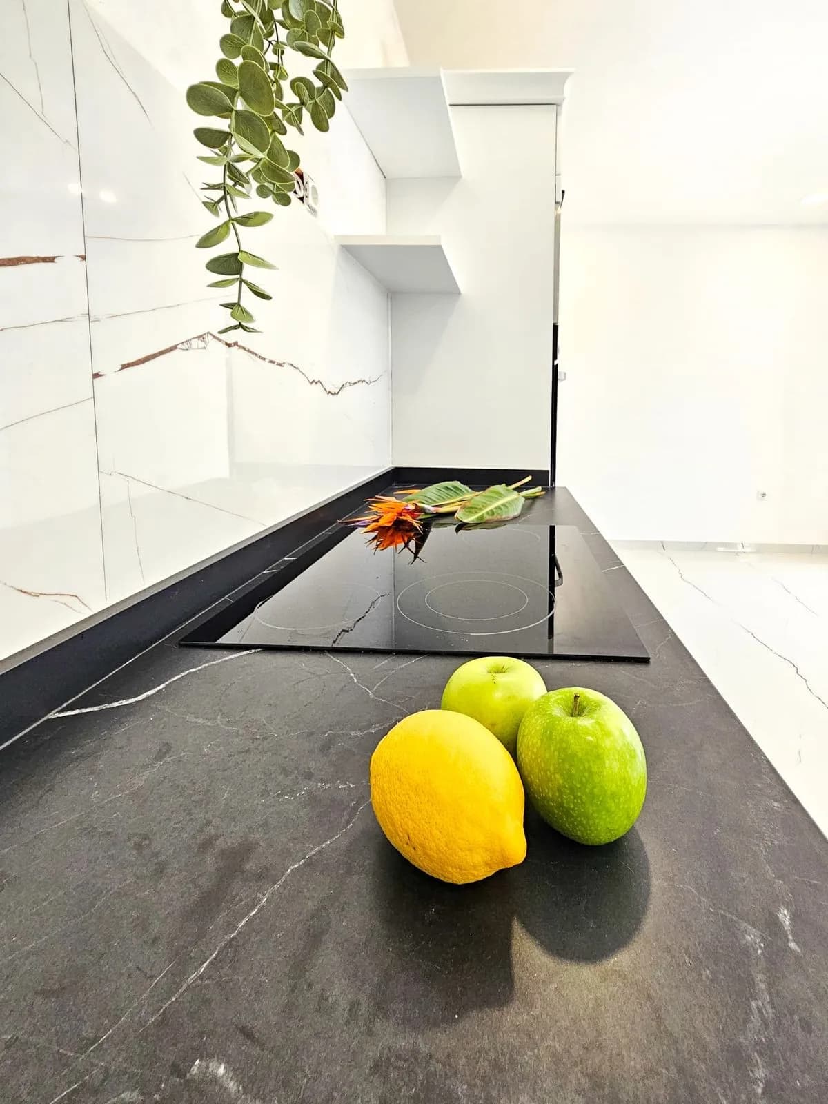 2 Bedroom Middle Floor Apartment for Sale in Marbella, Málaga - Image 3