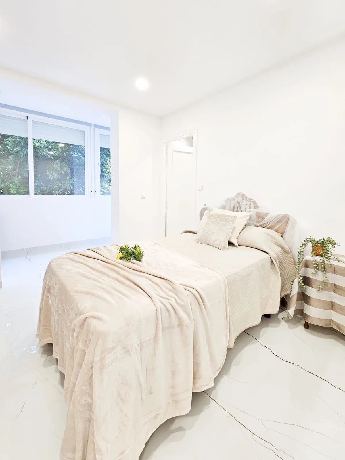 2 Bedroom Middle Floor Apartment for Sale in Marbella, Málaga - Image 9