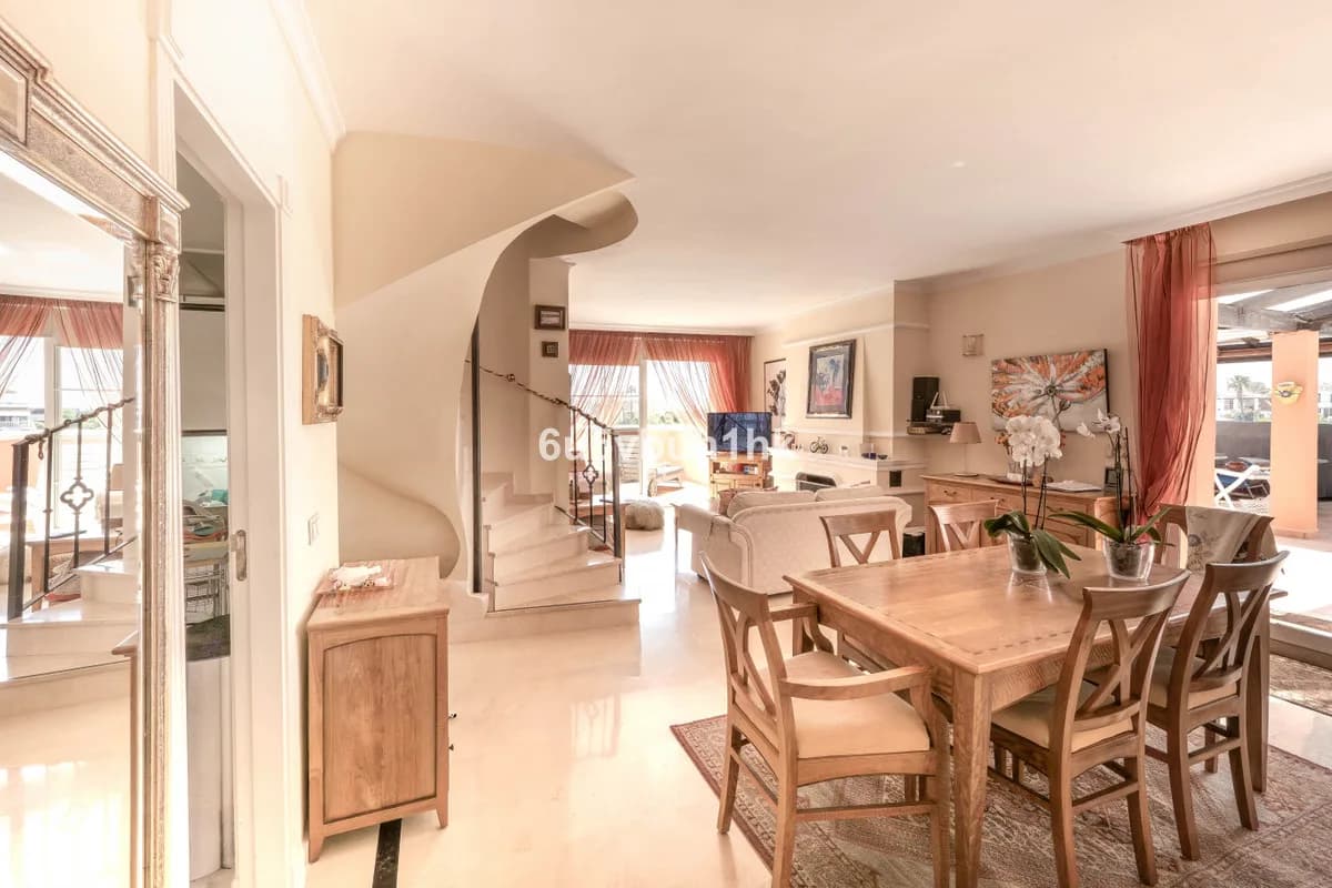 3 Bedroom Penthouse Duplex for Sale in Marbella, Málaga - Image 4