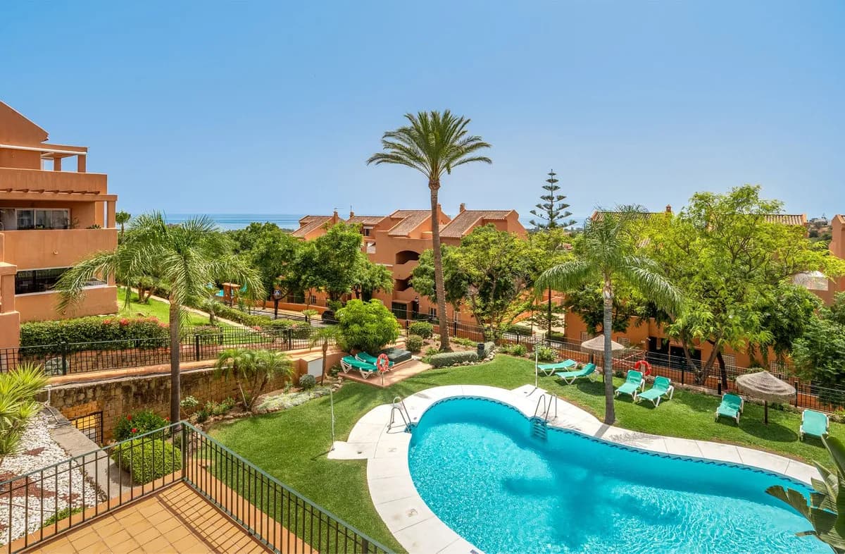 2 Bedroom Middle Floor Apartment for Sale in Elviria, Málaga