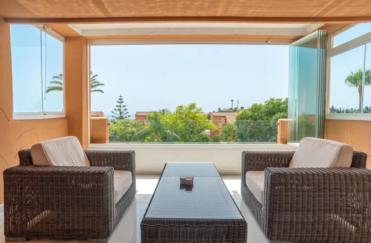 2 Bedroom Middle Floor Apartment for Sale in Elviria, Málaga - Image 2