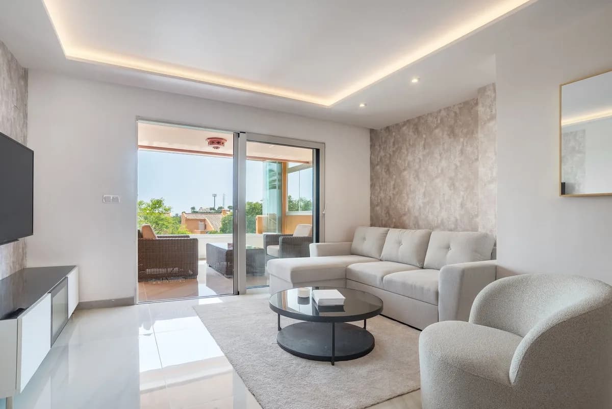 2 Bedroom Middle Floor Apartment for Sale in Elviria, Málaga - Image 4