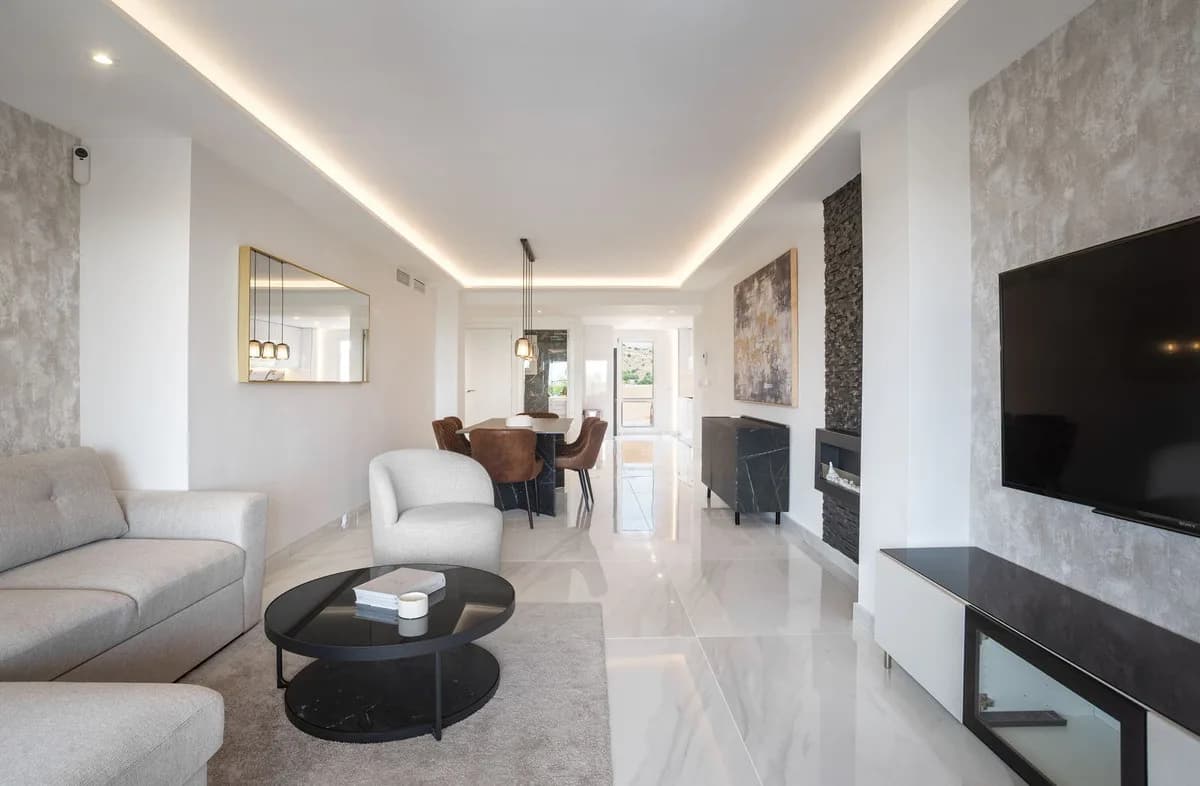 2 Bedroom Middle Floor Apartment for Sale in Elviria, Málaga - Image 5